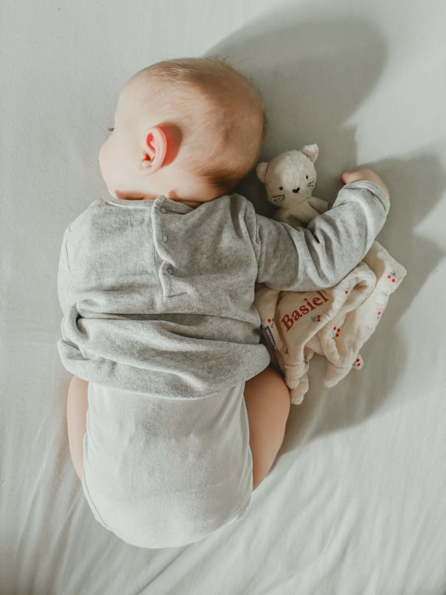 Baby met gepersonaliseerd knuffeldoekje 'Basiel'