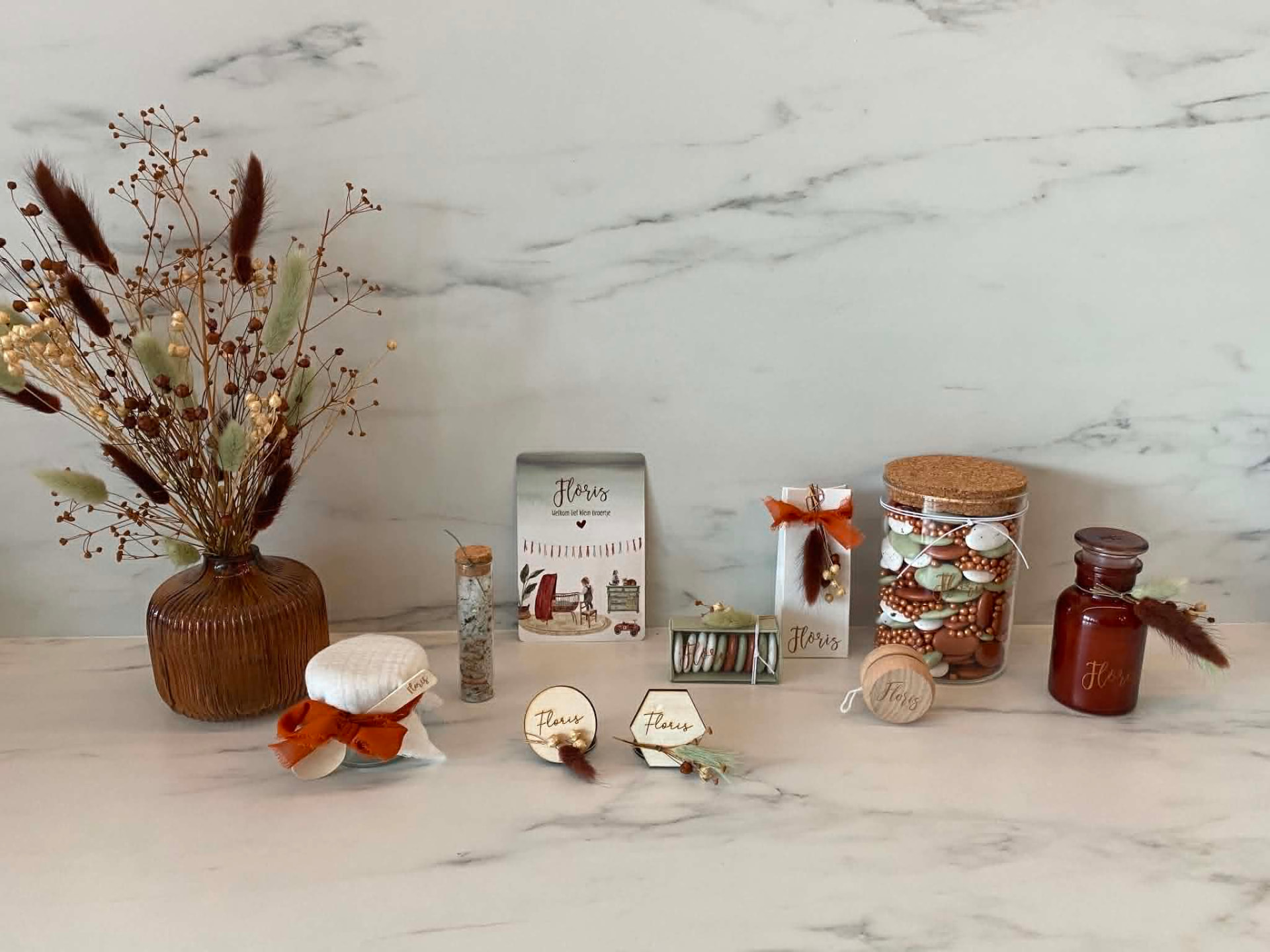 Volledige doopsuikertafel met droogbloemen en snoepjes
