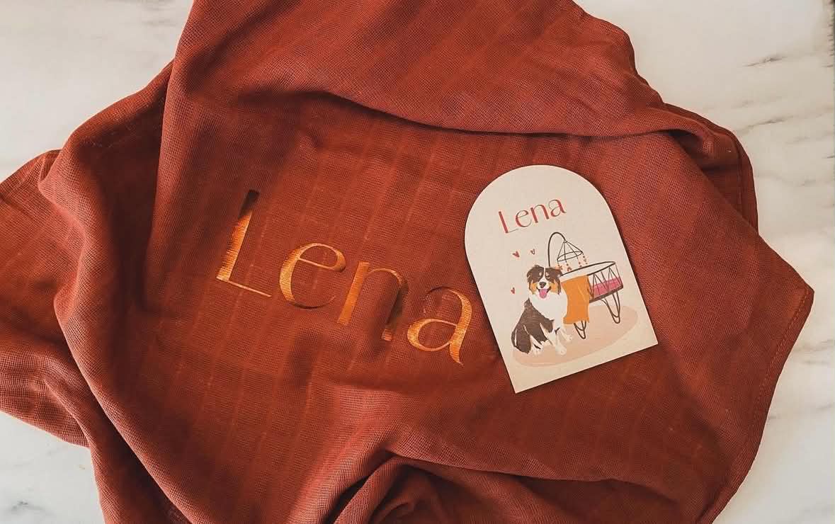 Terracotta hydrofiele doek met de naam Lena en naamkaartje