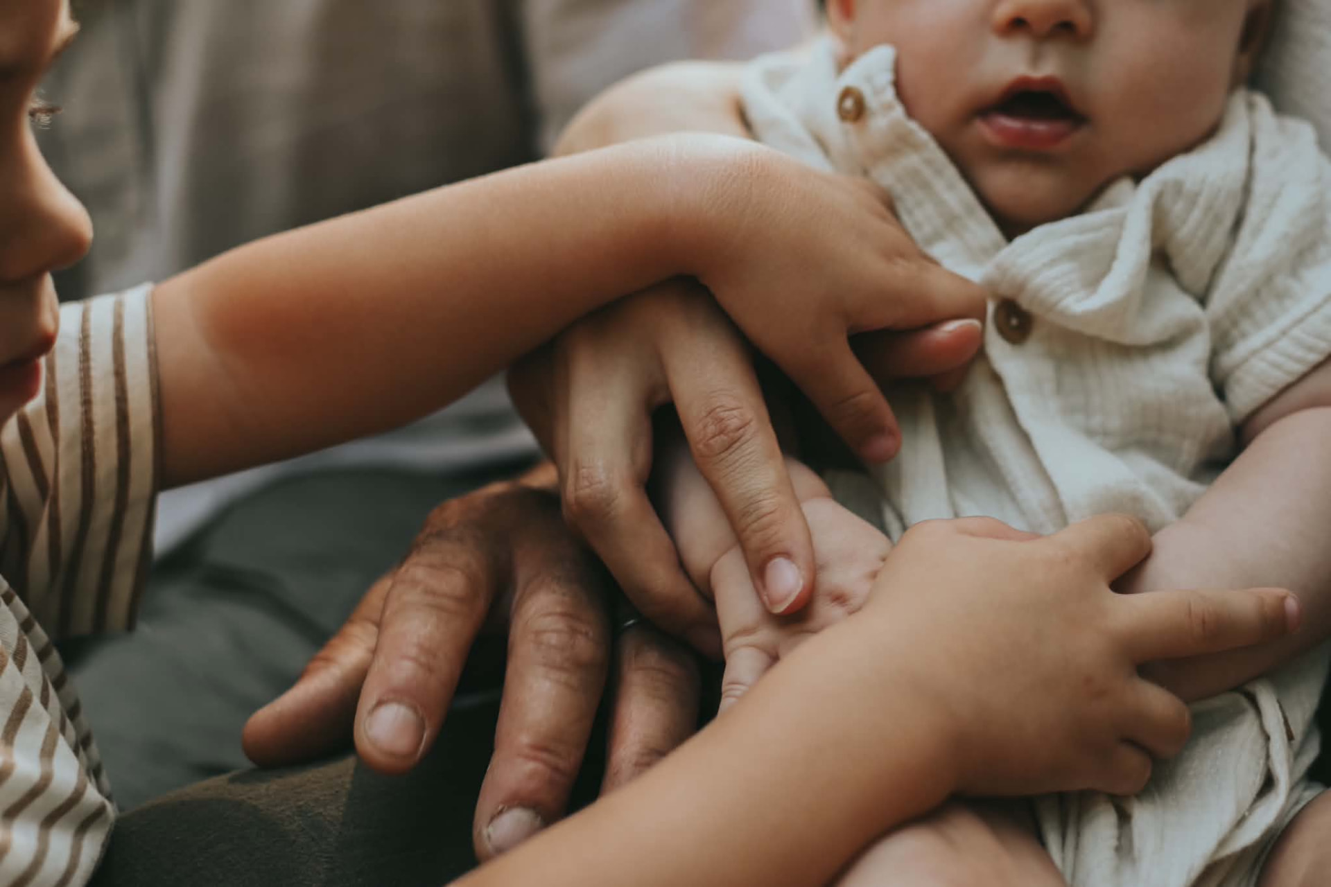 Detailfoto van handen van ouders en kinderen samen