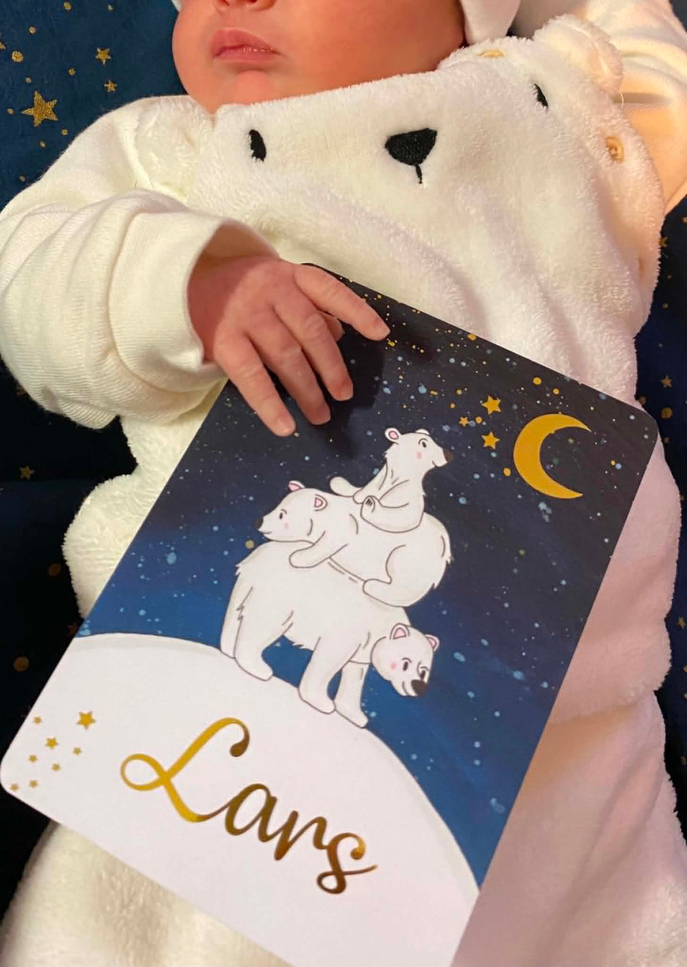Baby in berenpakje met geboortekaartje van Lars