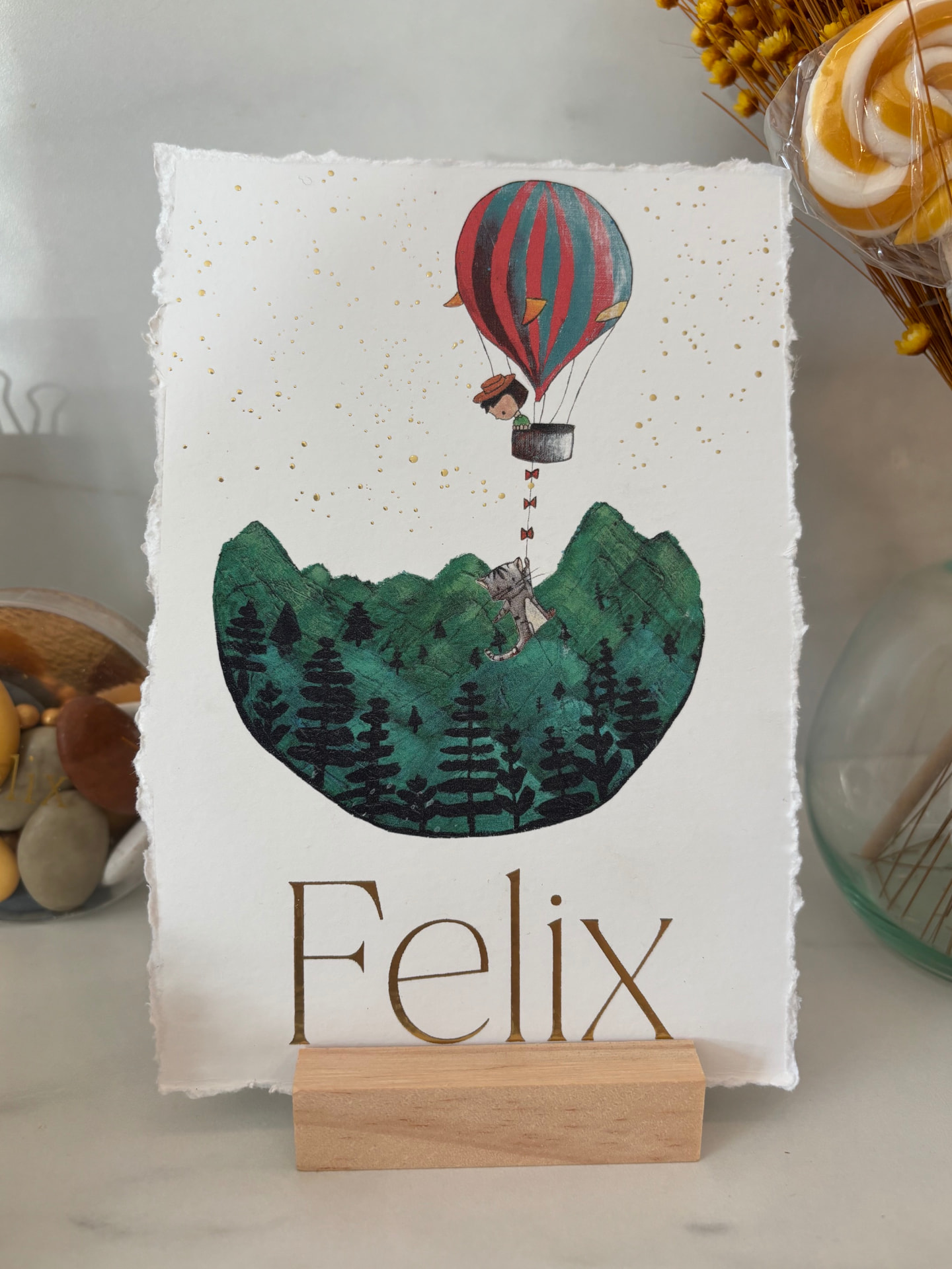 Geboortekaartje 'Felix' met luchtballon en kat in een houten voetje