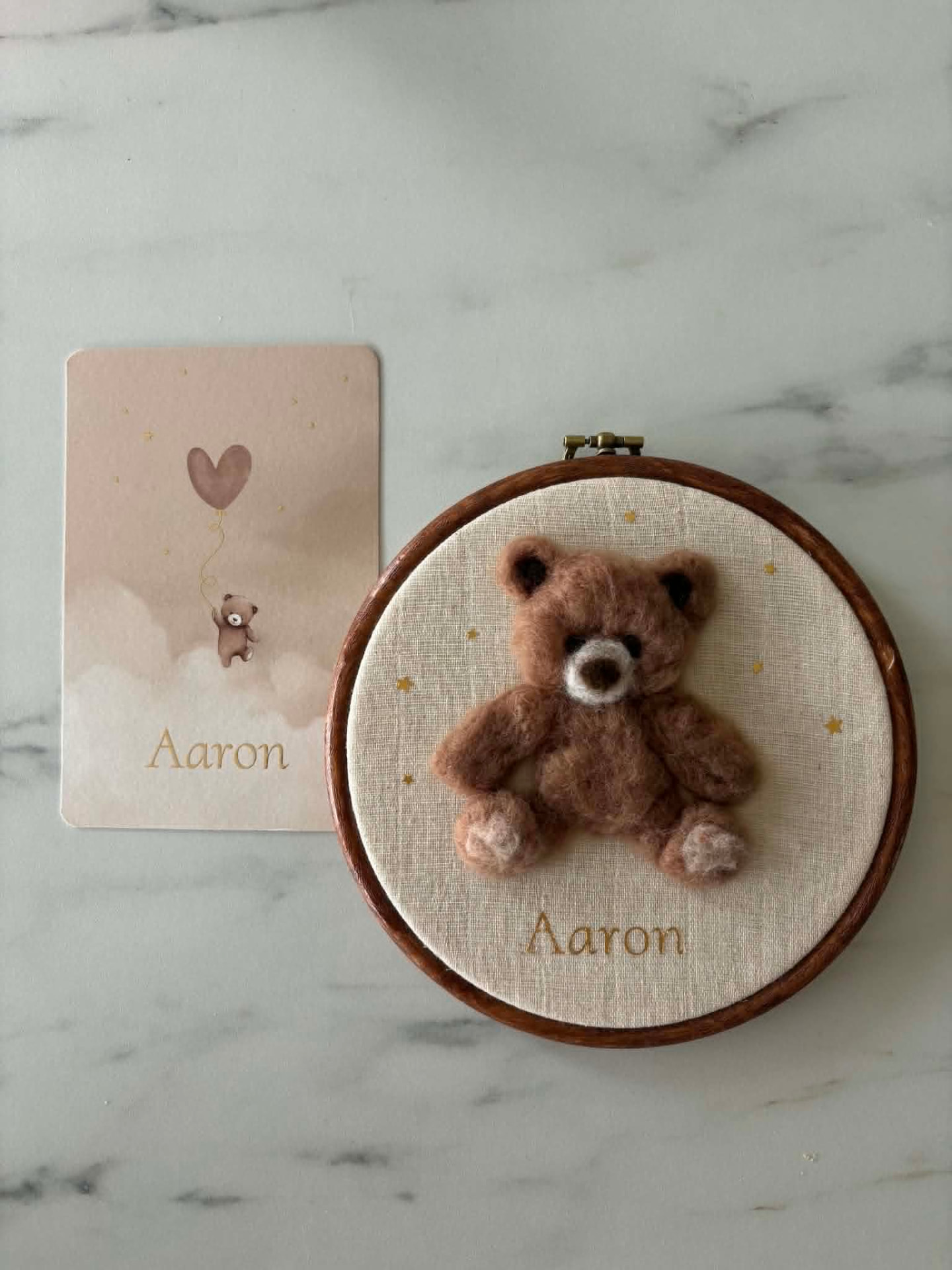 Gevilte teddybeer in ring met naam Aaron en kaartje