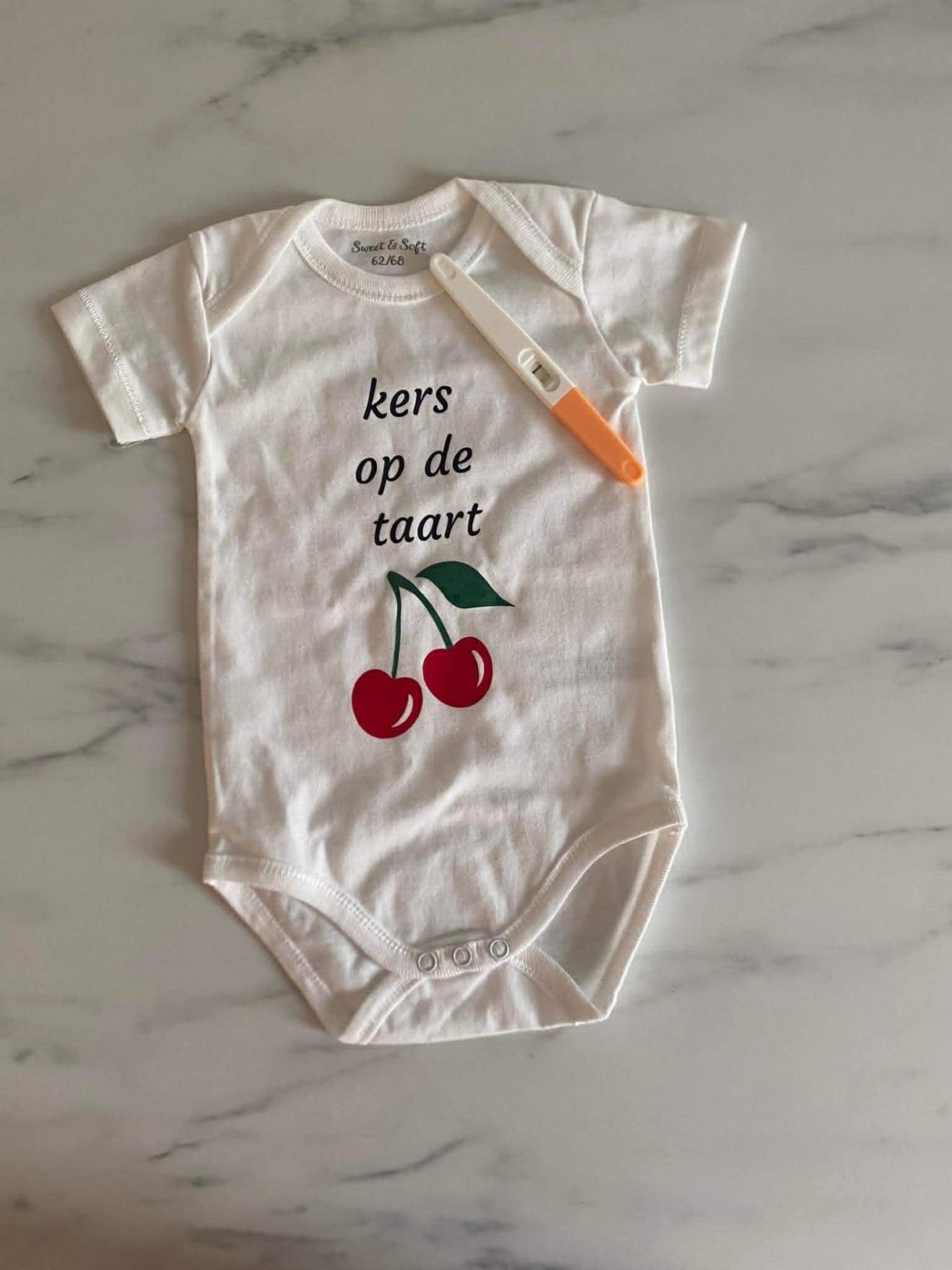 Babyromper 'kers op de taart' met zwangerschapstest