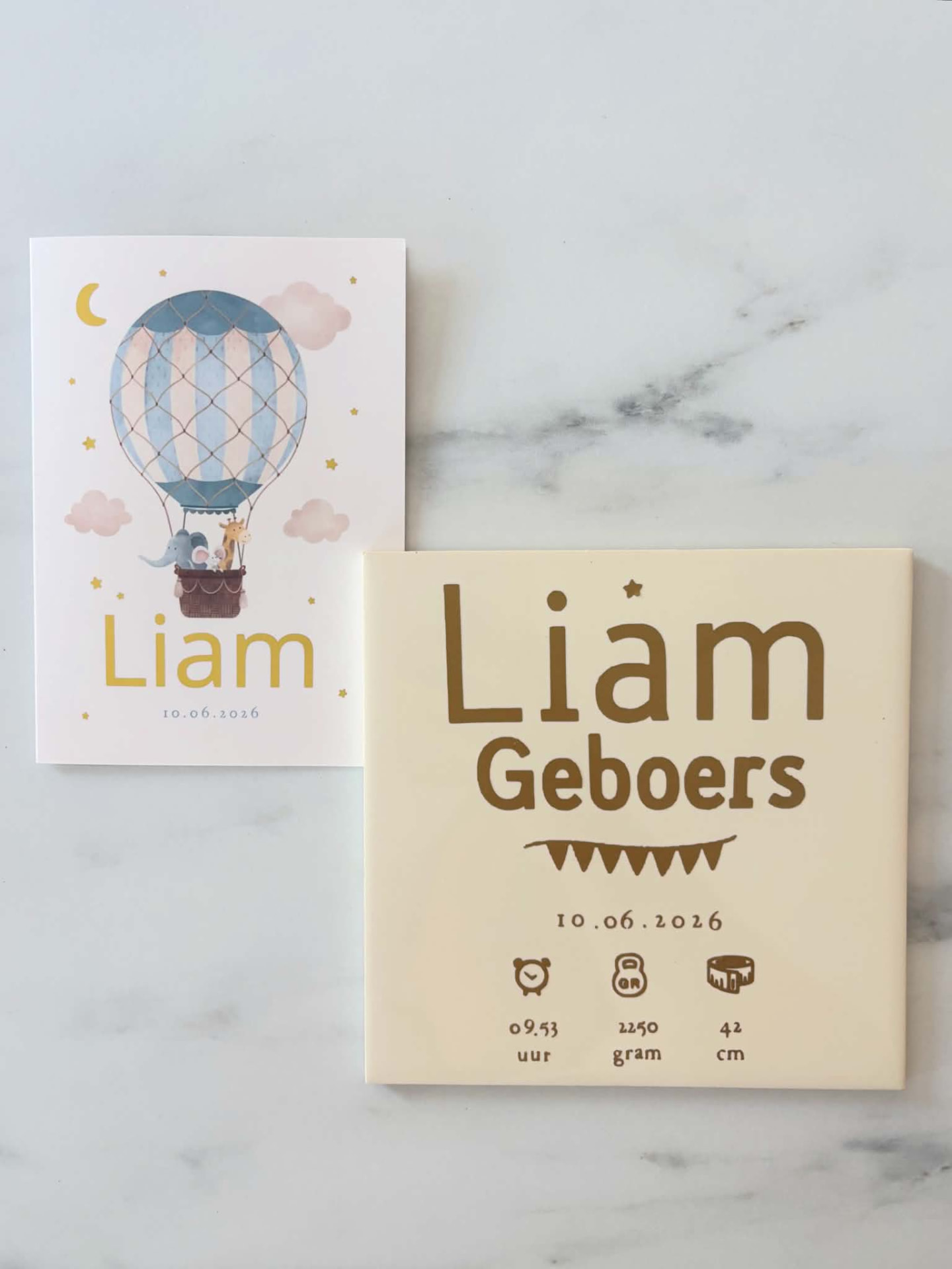 Geboortekaartje en houten geboortetegel voor Liam